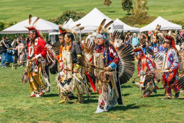 Malibu, California 'da. 6 Nisan 2024. Chumash Günü Pow Wow ve kabileler arası toplantı. Malibu Bluffs Parkı, geleneksel Chumash Günü 'ne ev sahipliği yaptığı 24 yılı kutluyor..