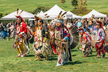 Malibu, California 'da. 6 Nisan 2024. Chumash Günü Pow Wow ve kabileler arası toplantı. Malibu Bluffs Parkı, geleneksel Chumash Günü 'ne ev sahipliği yaptığı 24 yılı kutluyor..