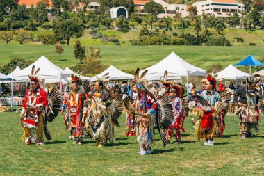 Malibu, California 'da. 6 Nisan 2024. Chumash Günü Pow Wow ve kabileler arası toplantı. Malibu Bluffs Parkı, geleneksel Chumash Günü 'ne ev sahipliği yaptığı 24 yılı kutluyor..