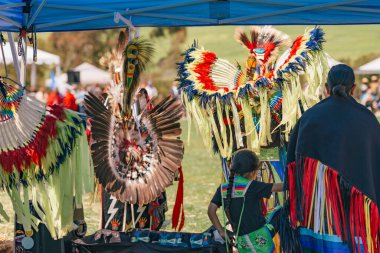 Malibu, California 'da. 6 Nisan 2024. Chumash Günü Pow Wow ve kabileler arası toplantı. Malibu Bluffs Parkı, geleneksel Chumash Günü 'ne ev sahipliği yaptığı 24 yılı kutluyor..