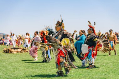 Malibu, California 'da. 6 Nisan 2024. Chumash Günü Pow Wow ve kabileler arası toplantı. Malibu Bluffs Parkı, geleneksel Chumash Günü 'ne ev sahipliği yaptığı 24 yılı kutluyor..