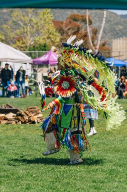 Malibu, California 'da. 6 Nisan 2024. Chumash Günü Pow Wow ve kabileler arası toplantı. Malibu Bluffs Parkı, geleneksel Chumash Günü 'ne ev sahipliği yaptığı 24 yılı kutluyor..