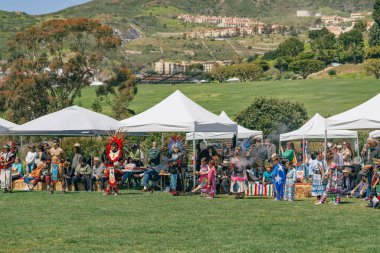 Malibu, California 'da. 6 Nisan 2024. Chumash Günü Pow Wow ve kabileler arası toplantı. Malibu Bluffs Parkı, geleneksel Chumash Günü 'ne ev sahipliği yaptığı 24 yılı kutluyor..