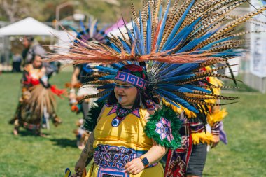 Malibu, California 'da. 6 Nisan 2024. Görüşme. Tam takım giyinmiş Amerikan yerlileri. Regalia 'nın ayrıntıları yakında. Chumash Günü Toplantısı