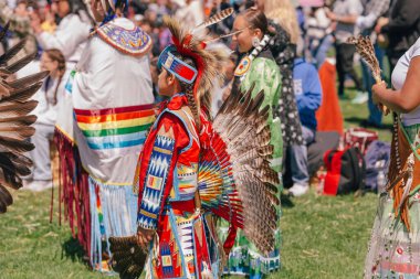 Malibu, California 'da. 6 Nisan 2024. Chumash Günü Pow Wow ve kabileler arası toplantı. Malibu Bluffs Parkı, geleneksel Chumash Günü 'ne ev sahipliği yaptığı 24 yılı kutluyor..