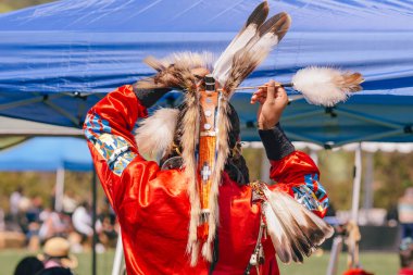 Malibu, California 'da. 6 Nisan 2024. Görüşme. Full Regalia 'daki Amerikan yerlisi. Chumash Günü Toplantısı ve Kabileler Arası Toplanma.