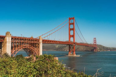 San Francisco, Kaliforniya, 9 Nisan 2024. Golden Gate Köprüsü, San Francisco Körfezi ve Pasifik Okyanusu 'nu birbirine bağlayan boğazı kapsar..