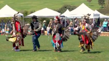 Malibu, California 'da. 6 Nisan 2024. Chumash Günü Pow Wow ve kabileler arası toplantı. Malibu Bluffs Parkı, geleneksel Chumash Günü 'ne ev sahipliği yaptığı 24 yılı kutluyor..