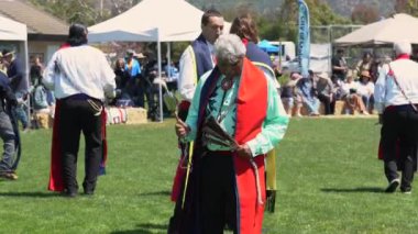 Malibu, California 'da. 6 Nisan 2024. Chumash Günü Pow Wow ve kabileler arası toplantı. Malibu Bluffs Parkı, geleneksel Chumash Günü 'ne ev sahipliği yaptığı 24 yılı kutluyor..