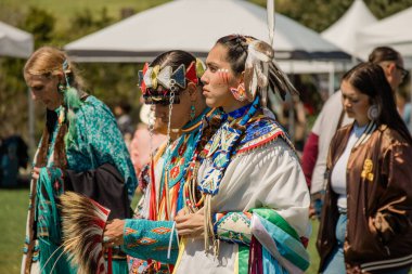 Malibu, California 'da. 6 Nisan 2024. Chumash Günü Pow Wow ve kabileler arası toplantı. Malibu Bluffs Parkı, geleneksel Chumash Günü 'ne ev sahipliği yaptığı 24 yılı kutluyor..