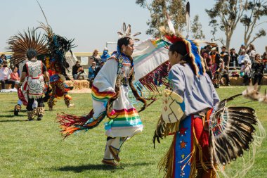 Malibu, California 'da. 6 Nisan 2024. Chumash Günü Pow Wow ve kabileler arası toplantı. Malibu Bluffs Parkı, geleneksel Chumash Günü 'ne ev sahipliği yaptığı 24 yılı kutluyor..