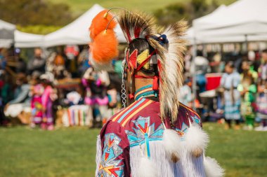 Malibu, California 'da. 6 Nisan 2024. Chumash Günü Pow Wow ve kabileler arası toplantı. Malibu Bluffs Parkı, geleneksel Chumash Günü 'ne ev sahipliği yaptığı 24 yılı kutluyor..