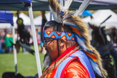 Malibu, California 'da. 6 Nisan 2024. Chumash Günü Pow Wow ve kabileler arası toplantı. Malibu Bluffs Parkı, geleneksel Chumash Günü 'ne ev sahipliği yaptığı 24 yılı kutluyor..