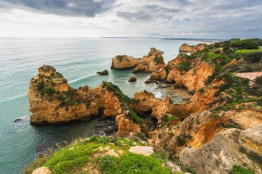 Dramatik manzara, Rocky kıyı şeridi, Algarve, Portekiz