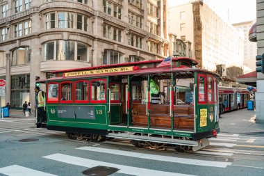 San Francisco, Kaliforniya, 8 Nisan 2024. Kablolu araba Powell & Mason 'ı köşeye sıkıştırıyor, arka planında San Francisco' nun duvar halısı var..
