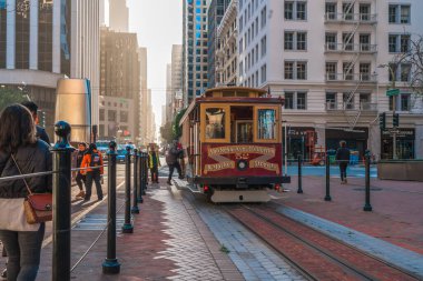 San Francisco, Kaliforniya, 8 Nisan 2024. Tarihi teleferik San Francisco caddesinde hızla ilerliyor..