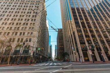 San Francisco, Kaliforniya, 8 Nisan 2024. Kentsel devler, San Francisco 'nun finans merkezinde yayalar ve trafik için bir yol çiziyor..