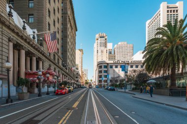 San Francisco, Kaliforniya, 8 Nisan 2024. Teleferik izleri San Francisco 'nun alışveriş bölgesinin sessiz bir bölümüne çıkıyor..