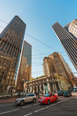 San Francisco, Kaliforniya, 8 Nisan 2024. San Francisco 'nun yükselen gökdelenleri ve işlek caddeleri tarafından oluşturulan şehir kanyonu.