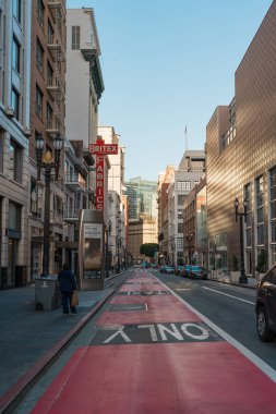 San Francisco, Kaliforniya, 8 Nisan 2024. San Francisco 'nun sakin bir sabahı ünlü Britex kumaşlarıyla dolu bir sokakta..