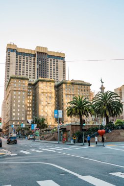 San Francisco, Kaliforniya, 8 Nisan 2024. Şehir hayatı, San Francisco güneşinin altında Union Meydanı yakınlarındaki caddelerden geçiyor..