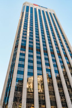 San Francisco, Kaliforniya, 8 Nisan 2024. Bir gökdelenin yansıtıcı camları şehir ortamını yansıtır.