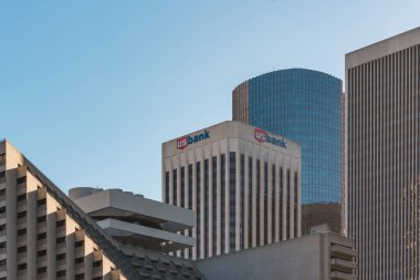 San Francisco, Kaliforniya, 8 Nisan 2024. Modern mimarinin güneşten öpülmüş kıvrımları şehrin ufuk çizgisine karşı duruyor.