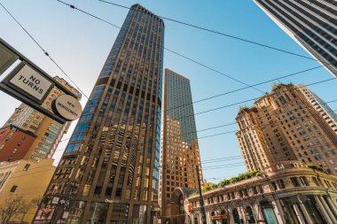 San Francisco, Kaliforniya, 8 Nisan 2024. San Francisco 'nun yüksek binaları modern ve tarihi mimarinin bir karışımı ile caddelerin üzerinde kuledir..