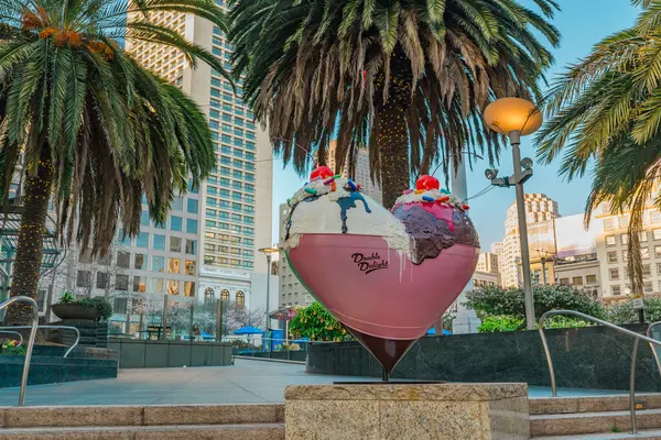 Σαν Φρανσίσκο Καλιφόρνια Απριλίου 2024 Γοητευτικό Γλυπτό Παγωτό Sundae Στέκεται — Φωτογραφία Αρχείου