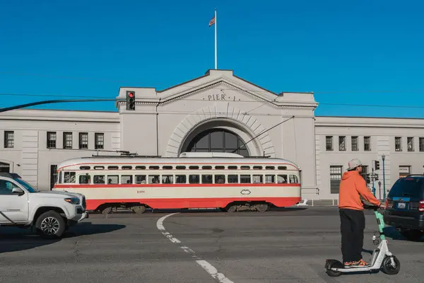 Σαν Φρανσίσκο Καλιφόρνια Απριλίου 2024 Vintage Τραμ Μπροστά Από Pier — Φωτογραφία Αρχείου