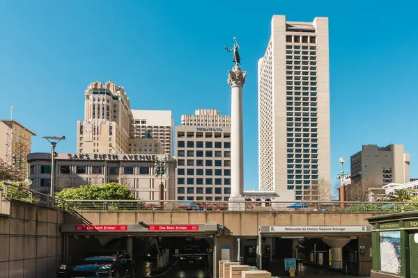 San Francisco, Kaliforniya, 8 Nisan 2024. Union Meydanı, San Francisco 'nun göbeğinde Dewey Anıtı' nın tetikte beklediği bir yer..