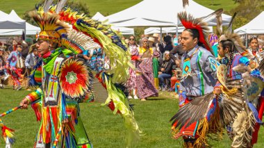 Malibu, California 'da. 6 Nisan 2024. Chumash Günü Pow Wow ve kabileler arası toplantı. Malibu Bluffs Parkı, geleneksel Chumash Günü 'ne ev sahipliği yaptığı 24 yılı kutluyor..