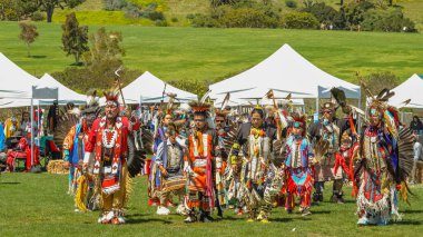 Malibu, California 'da. 6 Nisan 2024. Chumash Günü Pow Wow ve kabileler arası toplantı. Malibu Bluffs Parkı, geleneksel Chumash Günü 'ne ev sahipliği yaptığı 24 yılı kutluyor..