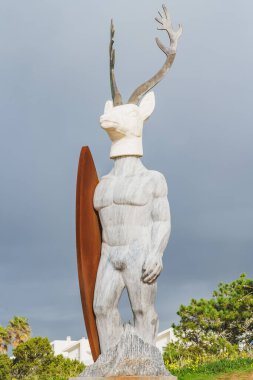 Nazare, Portekiz, 4 Ocak 2024. Nazare 'deki sörf anıtı. Portekizli heykeltıraş Adalia Alberto tarafından yapılan Veado adlı heykel..