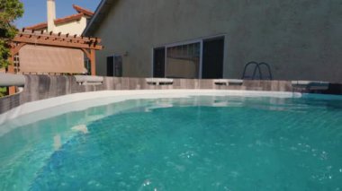 Bahçede yeşilliklerle çevrili bir havuzda. Yüksek kalite 4k görüntü