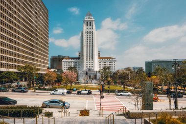 Los Angeles, Kaliforniya, ABD - 25 Nisan 2023. 1928 yılında inşa edilmiş tarihi bir bina olan Los Angeles Belediye Binası kentin en çok tanınan binasıdır. Şehir merkezi, sokak manzarası..