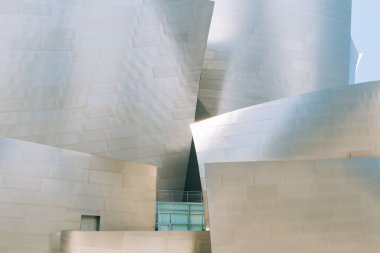 Los Angeles, Kaliforniya, ABD - 25 Nisan 2023 Walt Disney konser salonu Los Angeles, Kaliforniya, ABD şehir merkezinde. Mimari ayrıntılar.