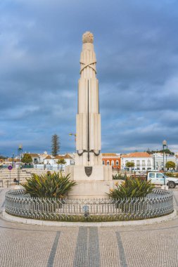 Tavira, Portekiz, 8 Ocak 2024. Portekiz 'in Tavira kentindeki merkez meydanda büyük bir taş heykel ve kaldırım taşı tasarımları yer alıyor..