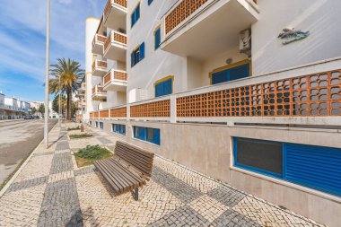 Manta Rota, Portekiz, 10 Ocak 2024. Portekiz, Manta Rota 'da, sarı aksanlı, kaldırım taşlı ve yemyeşil ağaçlı beyaz evleri olan bir yerleşim yeri..