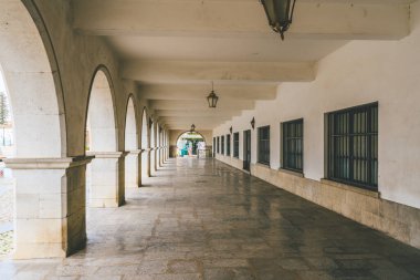 Portekiz, Tavira merkez meydanındaki beyaz boyanmış belediye binası.