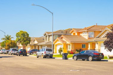 Santa Maria, Kaliforniya, ABD - 11 Haziran 2024. Bahçesi güzel manzaralı güzel evler ve California 'nın küçük bir kasabasında kaldırıma park edilmiş arabalar..