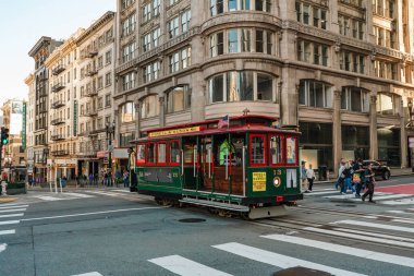 San Francisco, Kaliforniya, 8 Nisan 2024. İkonik teleferik San Francisco 'nun tarihi cazibesiyle dolu hareketli caddelerde geziyor..