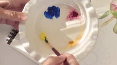 Suluboya resim. Kadın çiçek çizimleri çiziyor. Yüksek kalite 4k görüntü