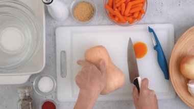 Tereyağlı kabak çorbası tarifi. Mutfak masasının üzerinde çiğ sebzeler. Kabak soyma, hazırlık süreci, kadın eli, düz uzanma.