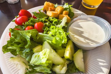 Çıtır sebzeler, kıtır ekmek ve kremalı sosla servis edilen sağlıklı salata..