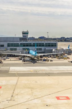 .San Francisco, Kaliforniya, ABD - 2 Ağustos 2024. Terminalde havaalanı binaları ve ekipmanlarıyla birlikte ticari jet hizmeti veriliyor..