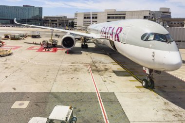 San Francisco, Kaliforniya, ABD - 2 Ağustos 2024. Bir servis kamyonu, yaklaşan bir uçuş için hazırlanıyor..