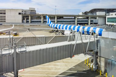 San Francisco, Kaliforniya, ABD - 2 Ağustos 2024. Terminaldeki uçaklar, jet köprüleri genişletilmiş bir şekilde kalkışa hazırlanıyor..