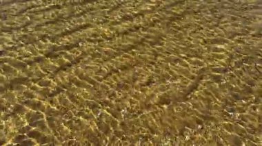 Kumlu bir sahilde temiz su. Yüksek kalite 4k görüntü