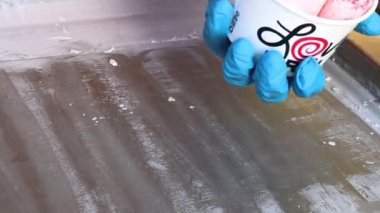 Taze çilekli rulo dondurma. Yüksek kalite 4k görüntü